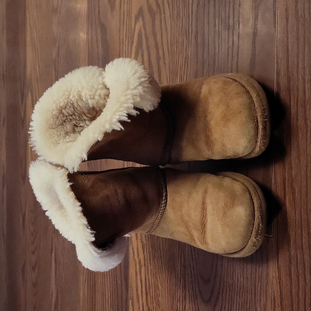 Girls size 5 Bailey Button UGG boots